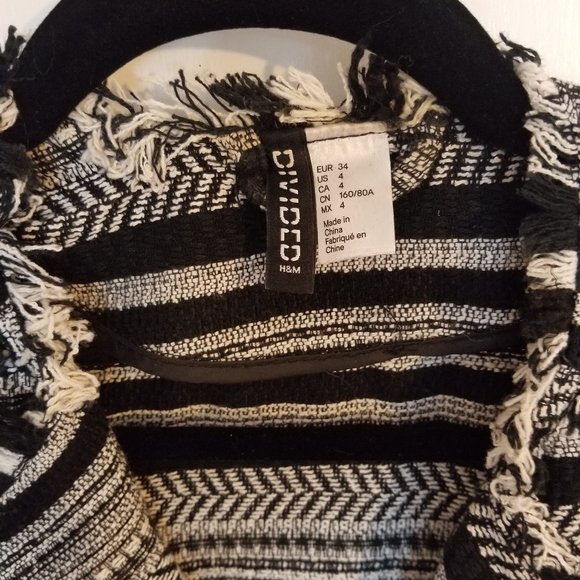 🌸 3/$15 H&M Tweed Jacket - Picture 2 of 4